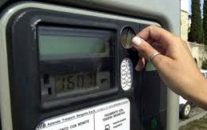 Brooklyn, Usa: uomo multato taglia il parchimetro con una motosega