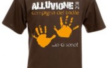 Alluvione in Liguria, la t-shirt degli angeli del fango