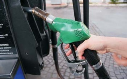 Benzina: negli ultimi due mesi un aumento di 5,50 euro per un pieno