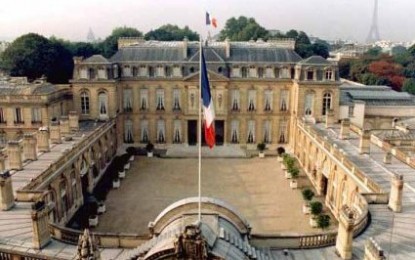 Francia: il presidente Hollande taglia del 30% gli stipendi dei politici