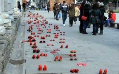 Zapatos Rojos a Genova: installazione contro la violenza sulle donne