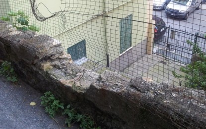 Lagaccio, vico Cinque Santi: muro pericolante, appello dei cittadini