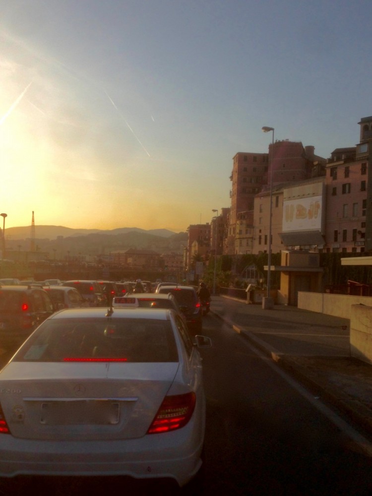 Traffico a Genova, poche auto e troppi scooter. E in 7 anni meno 66 mila posti al giorno sui bus