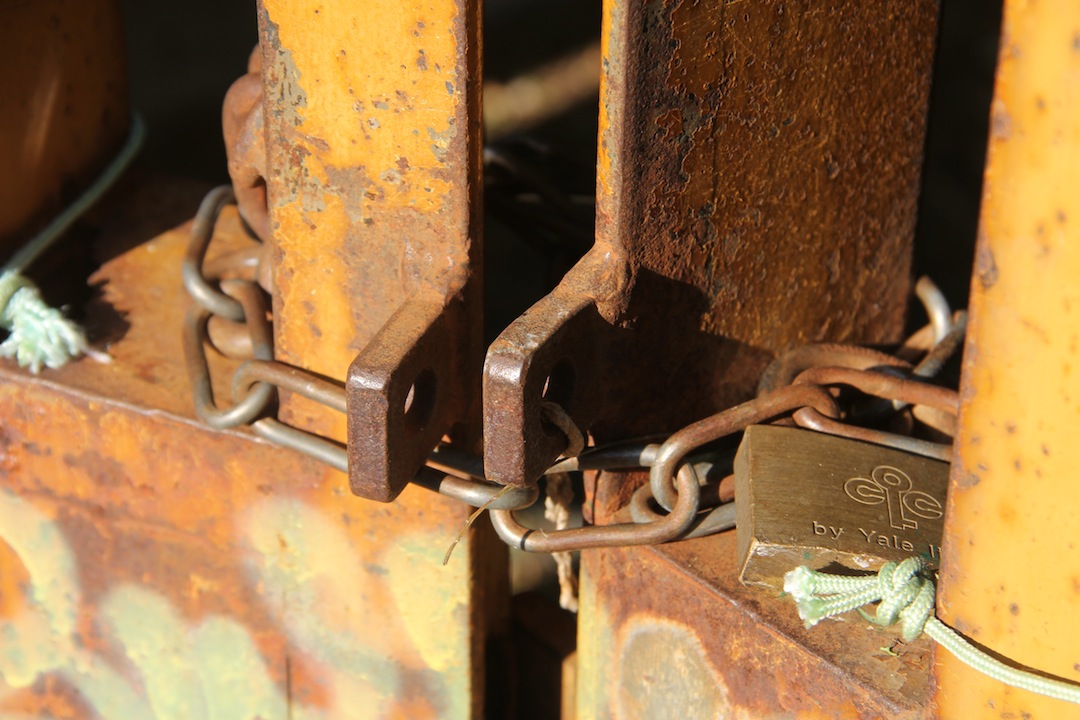 Villa Gentile e i giardini pubblici chiusi “per ferie”. Lucchetti al parco comunale di via Era