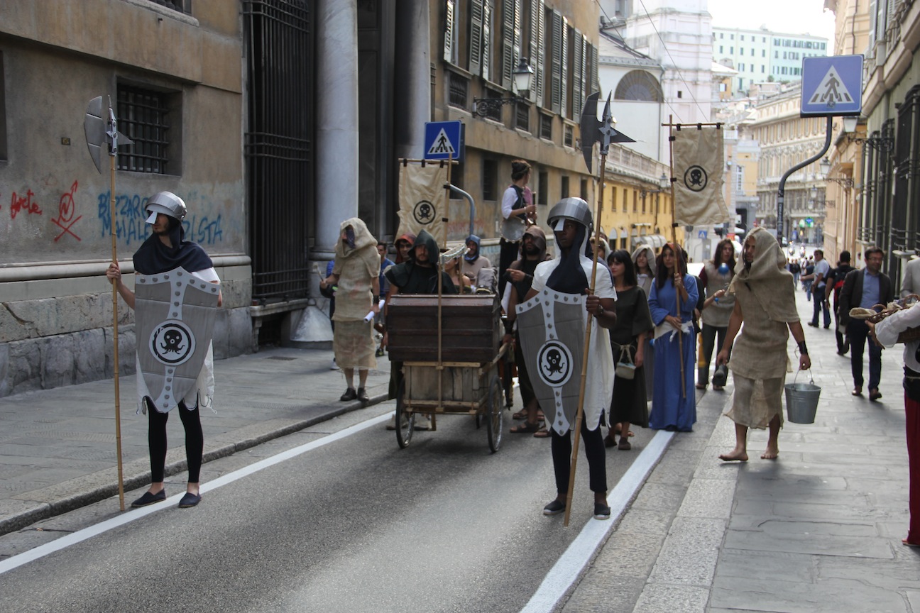 Buridda, il flash mob in stile medievale contro la vendita degli spazi occupati