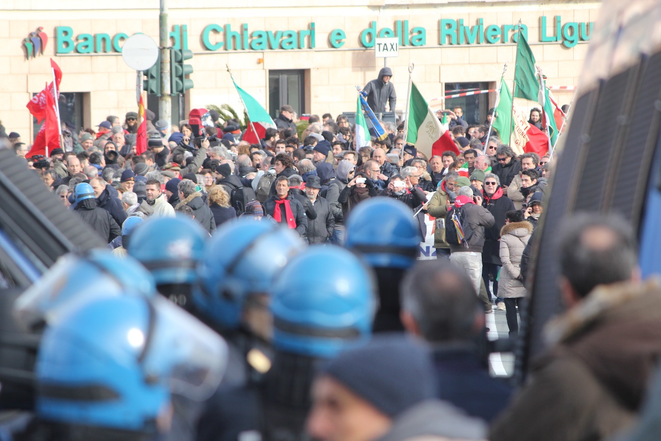 Convegno nazionalisti, quasi duemila persone al corteo di Anpi e Fiom: «Genova ha respinto questa provocazione»