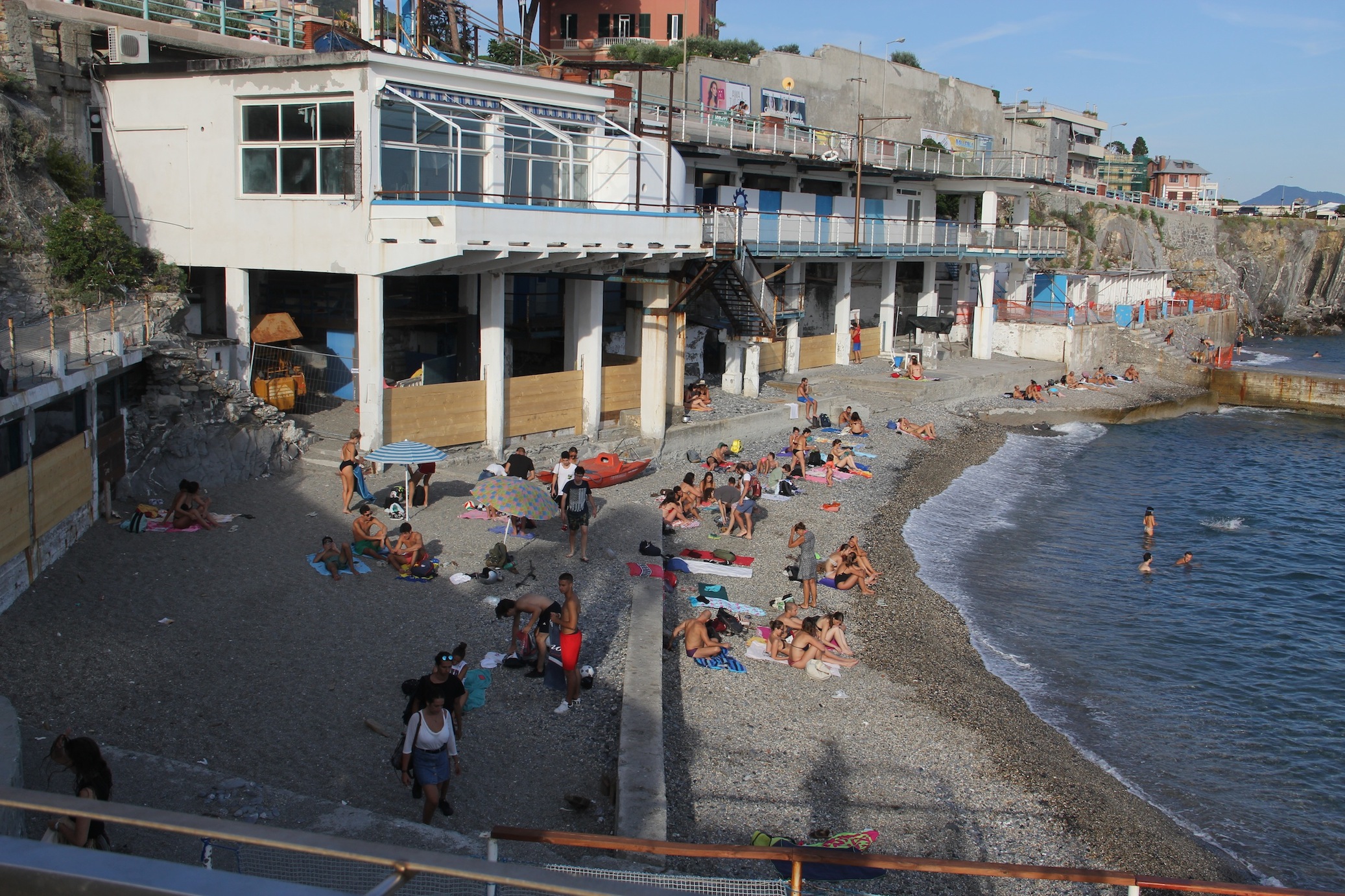 Spiagge liberate: tra mareggiate, sequestri e un castello di sabbia che sta per crollare