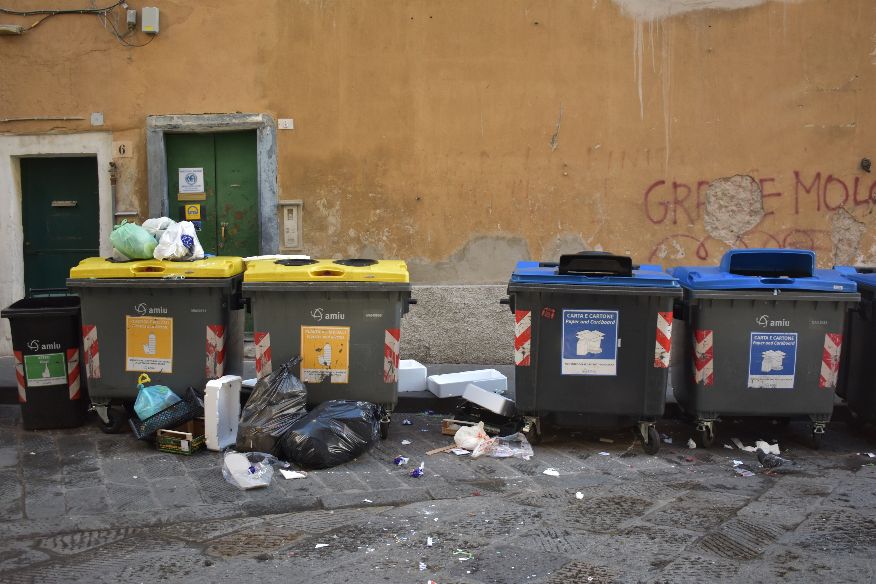 Il centro storico soffoca: aumentano i rifiuti ma diminuiscono gli spazzini