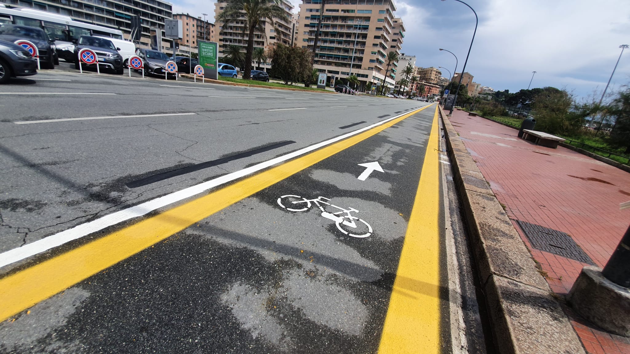 Rallenatare o punire? Regione Liguria “bacchetta” la distrazione di ciclisti e pedoni, le associazioni chiedono la città a 30 all’ora