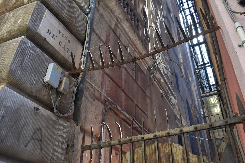 Caruggi in ‘gabbia’, freno al degrado o alla libertà di circolazione? Il centro storico a rischio asfissia