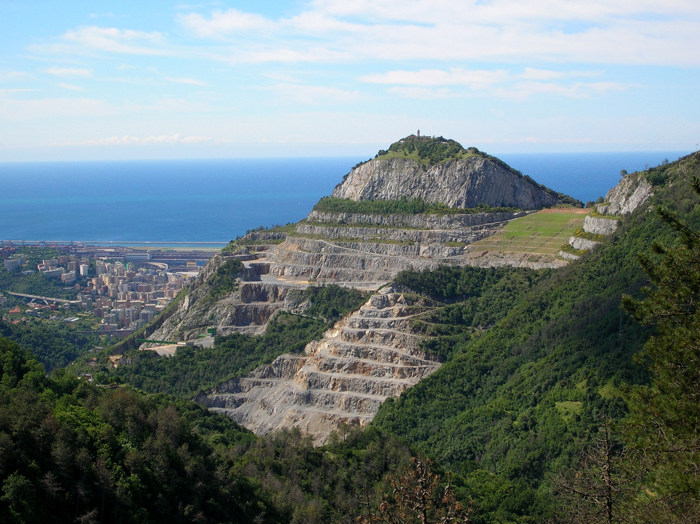 Si torna a scavare sul Monte Gazzo: altri 3 milioni di metri cubi di calcare per le grandi opere